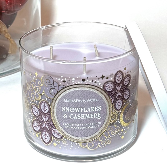 SNOWFLAKES & CASHMERE 3 Wick Candle - Picture 2 of 3